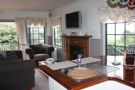 Вилла Private Seaside Couples Hideaway Кака-Пойнт Экстерьер фото